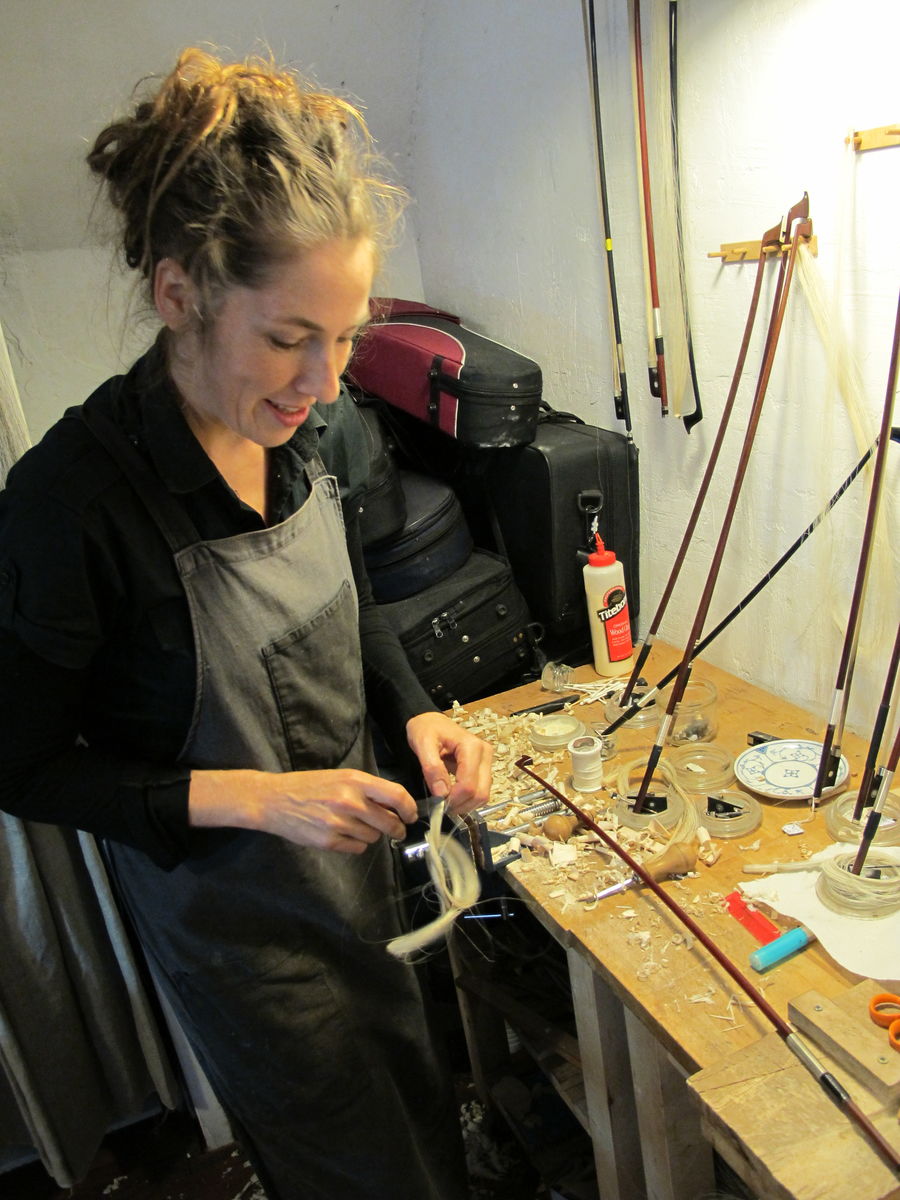 Harriet arbejder på i sit violinværksted