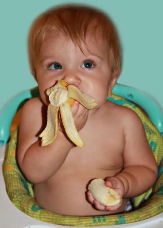 Baby spiser en banan. Baby spiser en banan.
