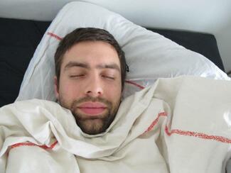 Søvn er dejligt og vigtigt for kroppen! Menneske ligger under dynen og sover