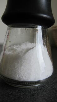 Mere salt? Saltbøsse med hvidt bordsalt