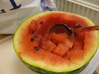 Melon er godt om morgenen. Vandmelon skåret i tern