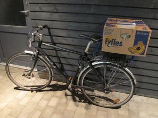 En kasse bananer på en cykel. En kasse bananer på en cykel.