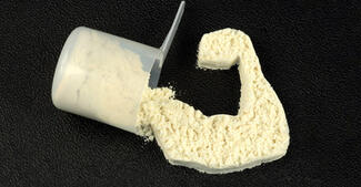Muskler eller helbred? Proteinpulver lavet af animalsk protein formet som en muskelarm