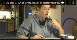 Piller og bøf en god start på dagen. 17-årig pige spiser bøf til morgenmad med piller