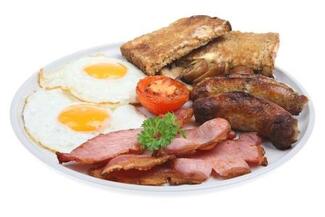 LCHF diæten - Low Carb High Fat To Spejlæg, en ordentlig omgang bacon, pølser, to skiver toastbrød, nogle svampe og en halv tomat.