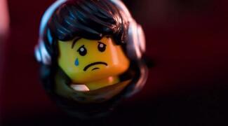 Oliedrukning - ubehageligt. En legomand er ved at drukne i olie.
