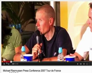 Michael Rasmussen siger nej til doping. Et billede af Michael Rasmussen på en pressekonference.