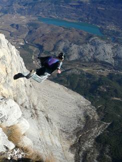Kom og flyv med! Steph Davis laver et bae jump med wingsuit - flyver ud over klippen.