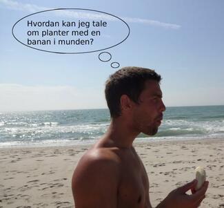 Must speak about plants! Planteavler med en banan i munden ved vesterhavet. Teksten på billedet er: Hvordan kan jeg tale om planter med en banan i munden?