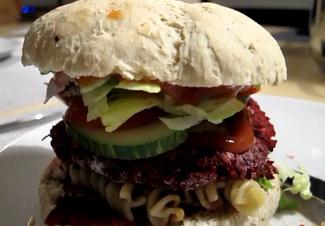 Hjemmelavede veganske burgere kan være sunde, hvis de har et højt indhold af kulhydrater og fibre Hjemmelavet vegansk burger