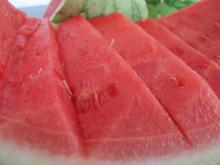 Vandmelon udskåret med kniv. Vandmelon udskåret med kniv.