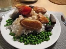 Et billede af min aftensmad i 2014 - store mængder ærter, ris og ovnbagte kartofler og rødbeder.