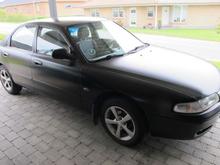 Det sorte lyn er blevet solgt - Mazda 626 fra 95 Matsort Mazda 626 fra 1995 står i et vognly