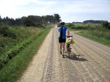 Druide trækker cyklen på grusvej Druide trækker cyklen på grusvej