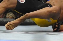 Anderson Silva brækker sit ben. Anderson Silva brækker sit ben.