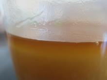 Honning i plastikbægre.