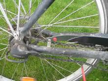 En cykel hvor kæden påvirkes af en skruetrækker, som viser hvor slap kæden er.