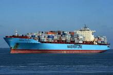 Et mærsk tankskib med container på åbent hav.