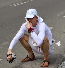 Posemand.dk squatter i sine sandaler