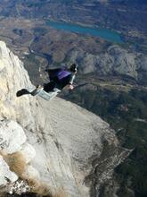 Steph Davis laver et bae jump med wingsuit - flyver ud over klippen.