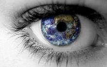 Et billede af et øje med et spejlbillede af jorden i øjets midte.